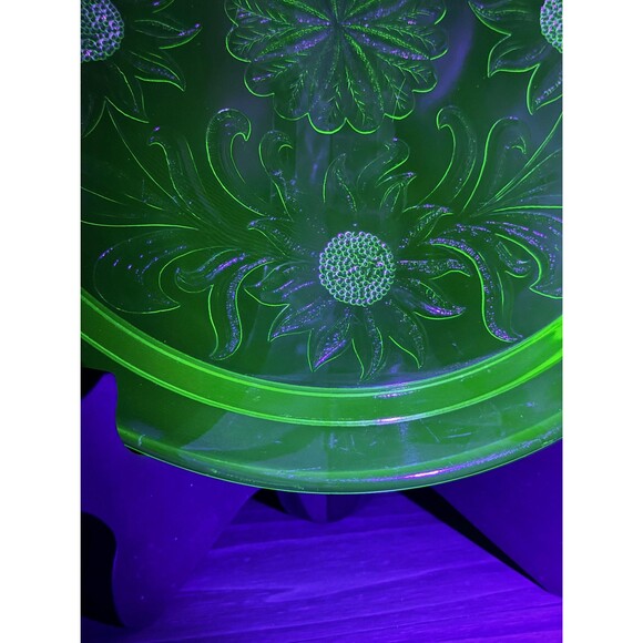 1930s Uranium Glass “Sunflower” Cake Plate with Three Feet & Vintage Patina - Picture 11 of 11